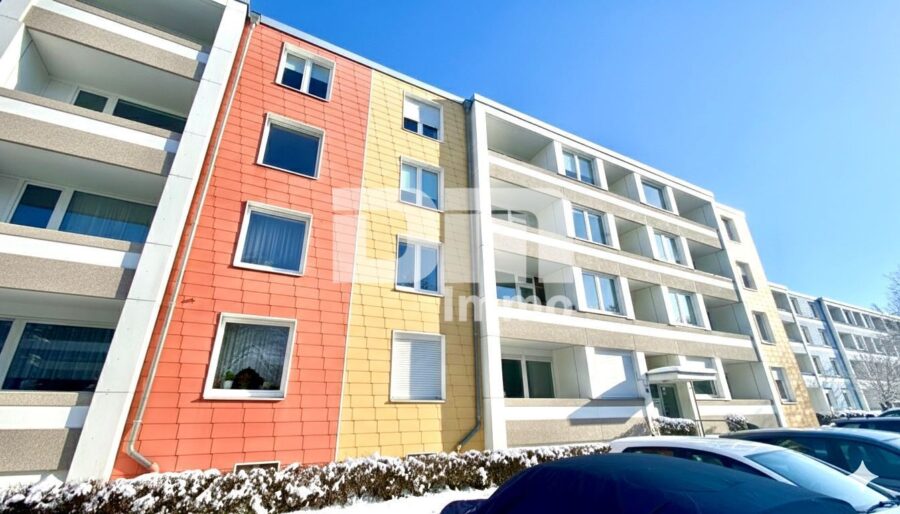 Gepflegte Dreizimmerwohnung mit Loggia in idyllischer Ortsrandlage /Campusnähe - Frontansicht